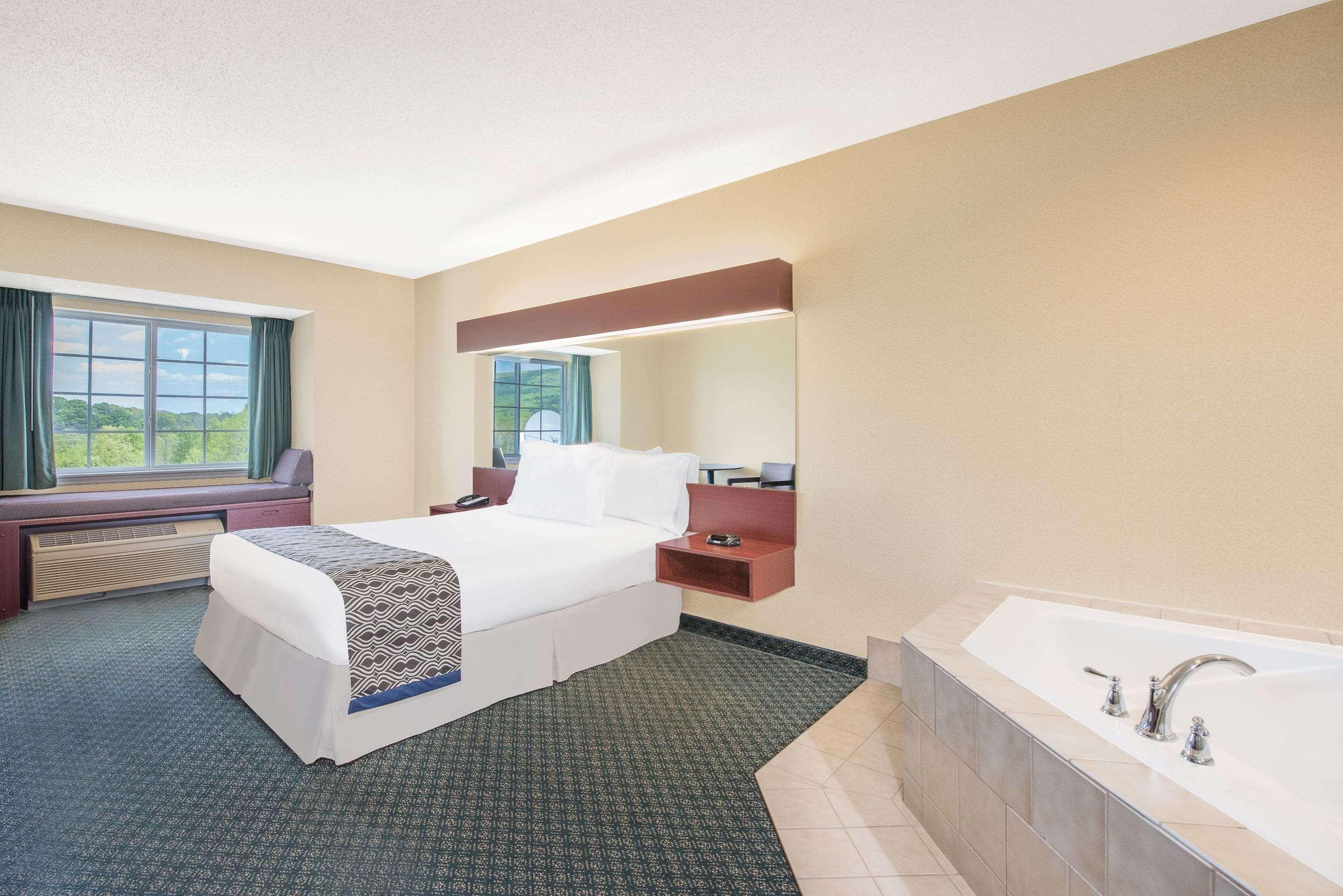Hotel Microtel & By Wyndham 2*
